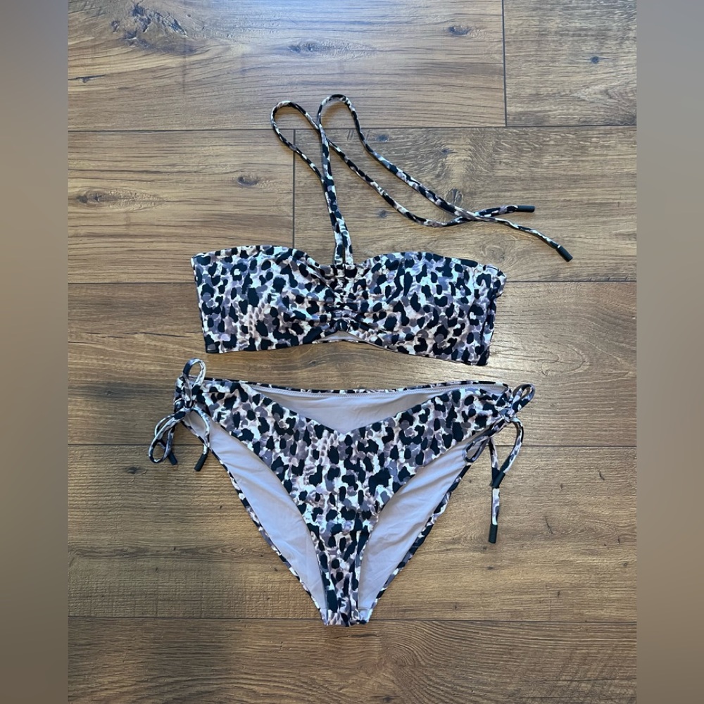 Leopard bikini, super cute